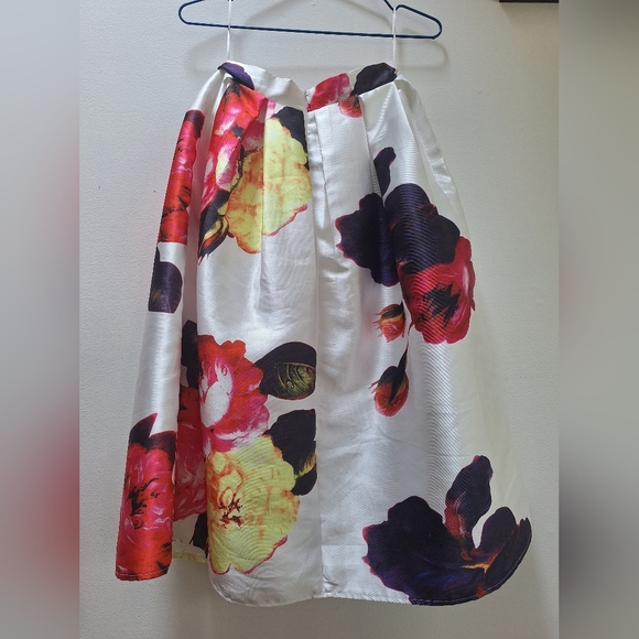 Voluminous Skirt - Picture 3 of 3